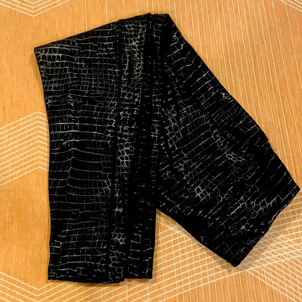 Victoria’s Secret women’s size large- black snakeskin-  PINK Activewear